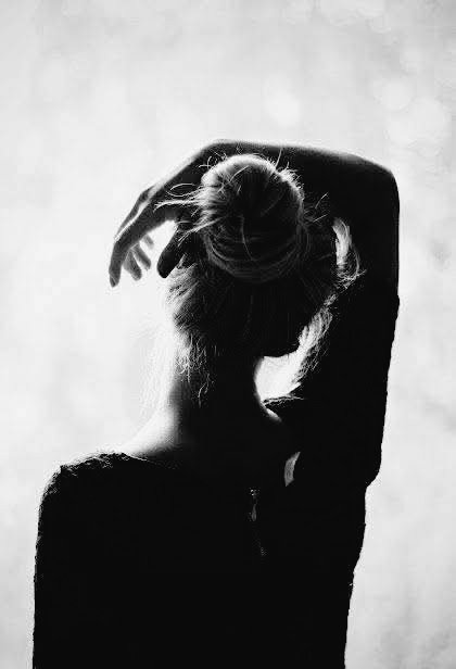MySmile_76's tweet image. Benedette quelle sere...
quando il silenzio arriva
senza fare rumore
e sembra capire tutto
quando la gentilezza
è un modo di guardarsi
senza giudizio
e stare da soli
è un rito sacro
che somiglia
a una pace
che cercavi fuori
e invece
ti brillava dentro.
AndrewFaber