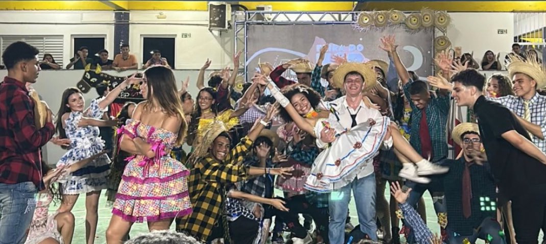 ChoqueiCbp's tweet photo. ARRASARAM!🌽💕: O Terceirão CBPJ deu show no 2º dia da Feira Do Nordeste! Eles dançaram quadrilha e cacuriá, com muito humor e passos sincronizados.
Lindos!🤩 https://t.co/ohiA6VqmCw