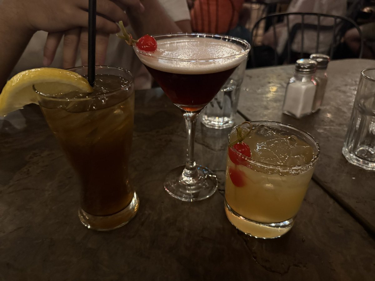 ArdenWolfsky's tweet image. Next round 🍸🇨🇦🏳️‍🌈