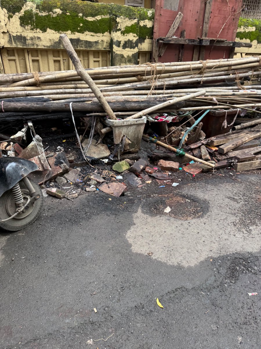 TriptiM6's tweet photo. @mybmc @mybmcSWM Road no 3,Golibar road Santacruz East 3 large Gulmohar trees which fell/were poisoned have not been replaced by new trees..and instead this garbage site has come up in place of trees.Please get this removed at the earliest. https://t.co/62Gz2pxZBU