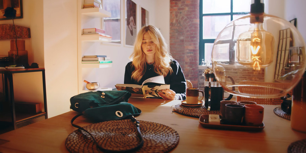 Splice_ES's tweet image. El cineasta y director de fotografía británico Cameron Vaselli codirigió «Bleu De Chauffe in Manchester» con el fotógrafo de moda Alex Bather. Este anuncio publicitario se rodó durante dos días en Mánchester y sus alrededores. Más información: bmd.link/es/vFv3eC