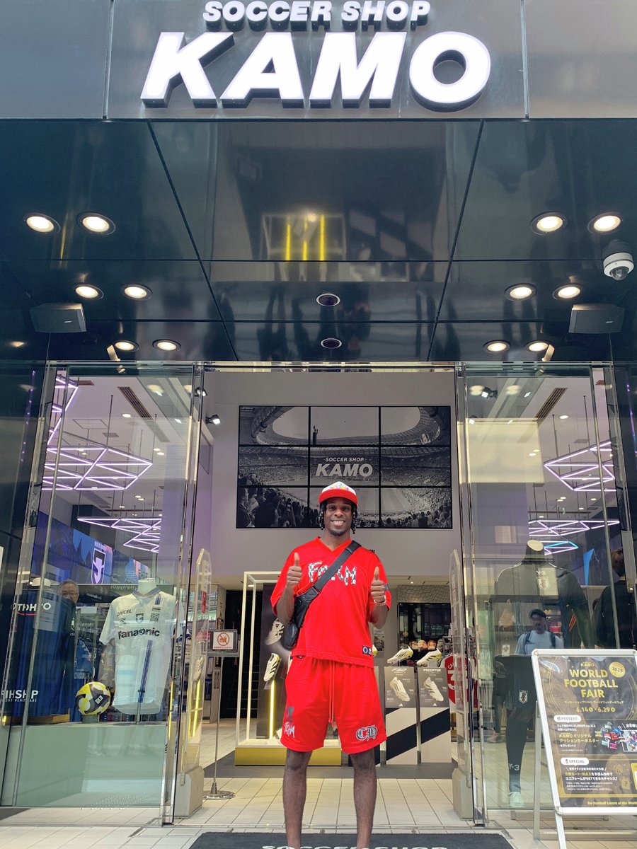 soccershop_kamo's tweet photo. 先日 #リヴァプール の一員になることが発表された、ニューバランス契約選手 #ジェレミー・フリンポン 選手が #サッカーショップKAMO 梅田店にご来店！🟥

シューズケースにサインをいただいたり、 店内でお買い物を楽しんでいただきました✨

フリンポン選手、ありがとうございました！

#KAMO https://t.co/6gB7GWUan5