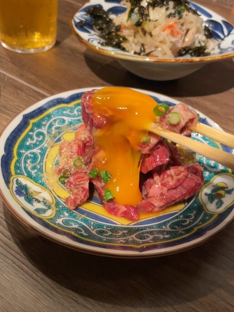 国分町にオープンした「仙台焼肉ホルモン虎まる 国分町店」へ。シークレットオープンに突撃してきました。

個室完備、モダンで洗練された内装は、スタイリッシュかつワンランク上な雰囲気。
「飲める仙台牛」や「極みの新鮮レバー」など人気のメニューも健在。
焼肉デートや接待とかにも使えそう。