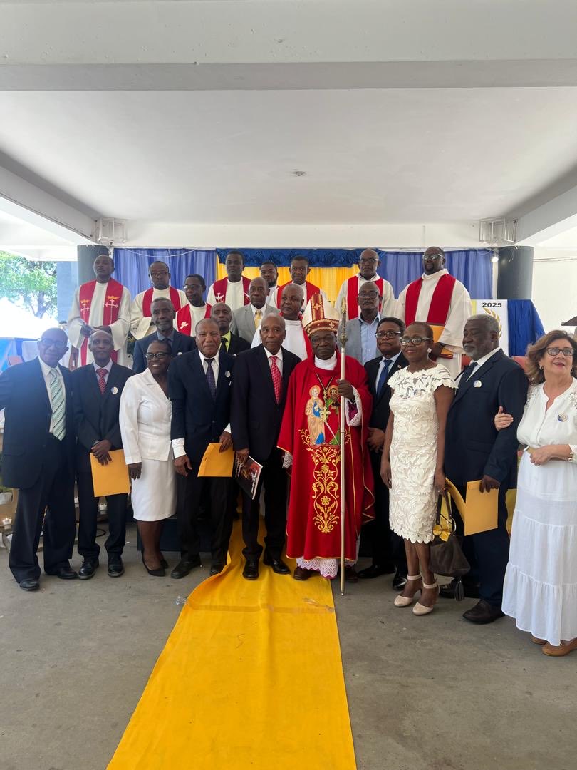 Fritzalphonsej's tweet image. Les jubilaires de la classe 74-75 du Collège Notre Dame du Perpétuel Secours. Cap-Haitien. Une journée de retrouvailles mais aussi de réflexions sur l’avenir du pays.