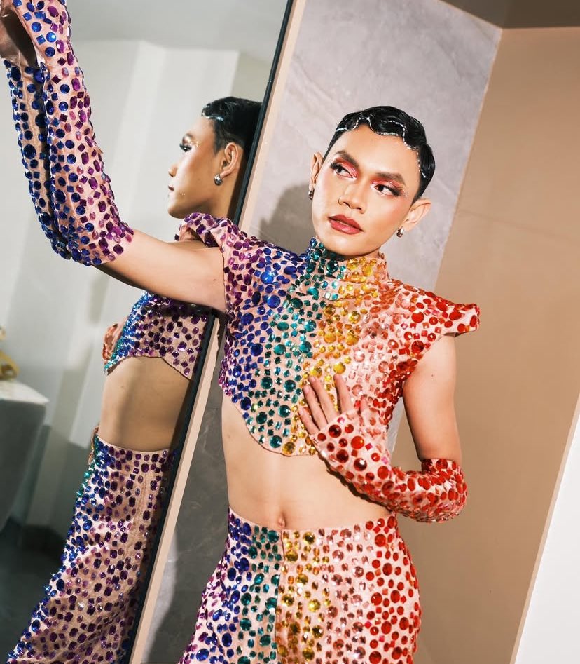 xiezkyden's tweet image. To the LGBTQIA+ 🏳️‍🌈 community and allies:

Esnyr’s journey inside PBB isnt just about winning for her family — its about proudly waving the flag and fighting for the LGBTQIA+ community

“LABAN PARA SA MGA BAKLA”🩷
 -Esnyr

Donations are open at @EsMurfsOFC 
#PrideMonth #BBSCHARES