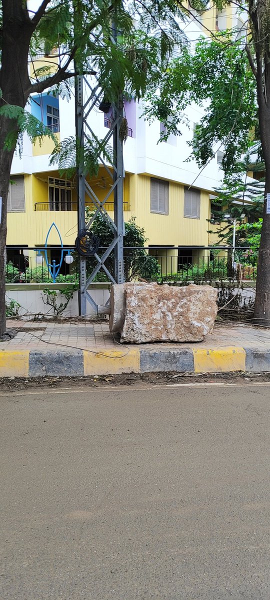 gupthamsvs's tweet photo. @GHMCOnline @CommissionrGHMC  In Dynamic Colony, Mayuri Nagar, road was excavated for drainage but debris is dumped on the footpath. Remaining space is blocked by shops. In this rainy season, pedestrians have no safe walkway. Please take urgent action to  restore the path. https://t.co/hc6r95wvAv