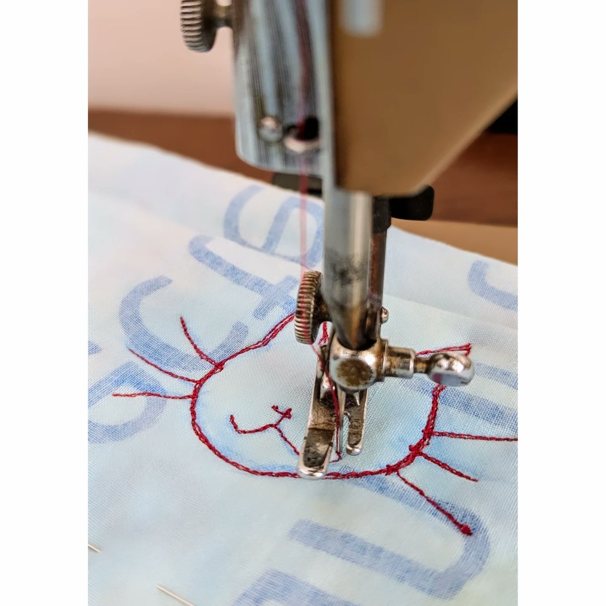 nekoashi_natsu's tweet image. さくっと電動歯ブラシ入れケースを作ろうとしたのに、出来心で余計に時間がかかっている😹

ジェットウォッシャーのケースと一緒で販促ハンドタオルとムラ染めした古手ぬぐいを使用。

#足踏みミシン #sewingmachine #singer  #sewing