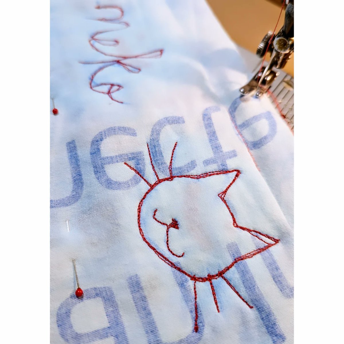 nekoashi_natsu's tweet image. さくっと電動歯ブラシ入れケースを作ろうとしたのに、出来心で余計に時間がかかっている😹

ジェットウォッシャーのケースと一緒で販促ハンドタオルとムラ染めした古手ぬぐいを使用。

#足踏みミシン #sewingmachine #singer  #sewing