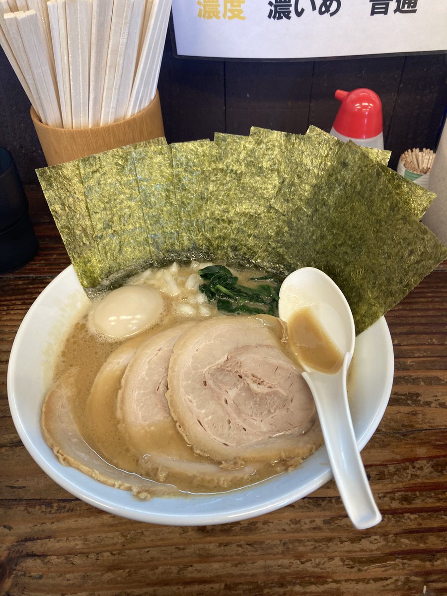 708darts's tweet photo. 山武にあるゴッチ
濃厚鶏白湯とゴッチ式並商ごはん
美味かった。 https://t.co/s1I97GYPAh