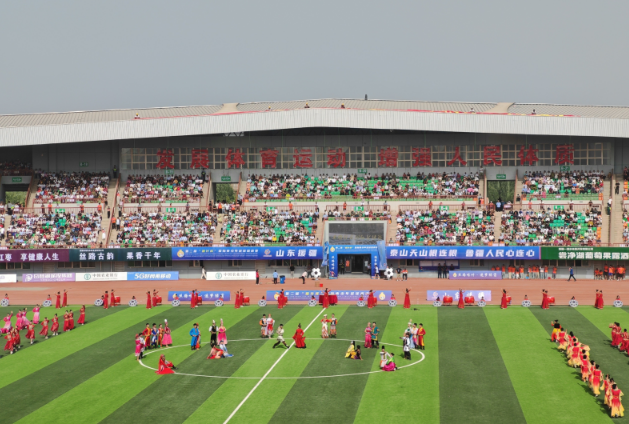 Yuepuhu County Stadium in Xinjiang was bustling with excitement as the 2nd “Kashi Cup” International Youth Football Invitational Tournament kicked off. This year’s event has seen an upgrade in scale, bringing together 12 powerful teams from both home and abroad, with the Russian team making its stunning debut. For the young players involved, it’s a rare opportunity for practical improvement. May every young athlete give their all on the pitch and achieve their desired results!