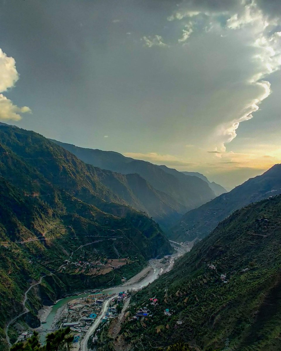 OrosNomos's tweet image. Where the mountains whisper stories and the rivers carry dreams. 🌄🌿
#MountainMagic #HimalayanVibes #ValleyViews #NatureEscape #HiddenHimachal #CloudKissedPeaks #WanderInTheWild #SereneScenes #TravelDiaries #IntoTheHills