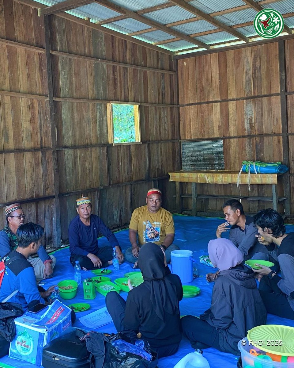 #NEWARTICLE To protect the Kehje Sewen Forest, our RE-PPHK team conducted a two-day joint patrol across two routes. More than forest protection, this mission also honors local traditions. What did they discover?

Read more: theforestforever.com/guardians-of-t…

#SaveOrangutans