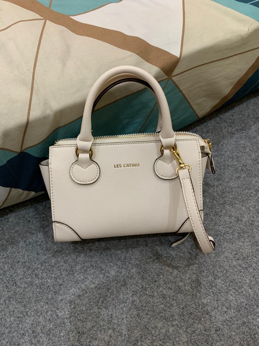 kimkookyy's tweet photo. mau spill produk terbaru dari les catino Fatty Satchel modelnya tuh simpel cantik dan timeless bentuknya mini tp muat banyakk 😭💖 https://t.co/cxaLvgEQsr