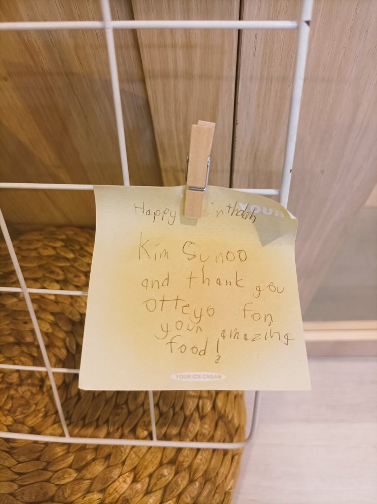 sweetfoxnoo's tweet photo. pas di sana ada anak kecil yang ikut nulis wish buat sunoo, dia bahkan ngenalin sunoo ke mamanya, "mama ini namanya kim sunoo, lihat ada sunoo kecil dan sunoo besar"

rasanya pengen nangis, bahkan dia juga disukain sama anak kecil 😭💛 https://t.co/ZEK4ZxBWqq