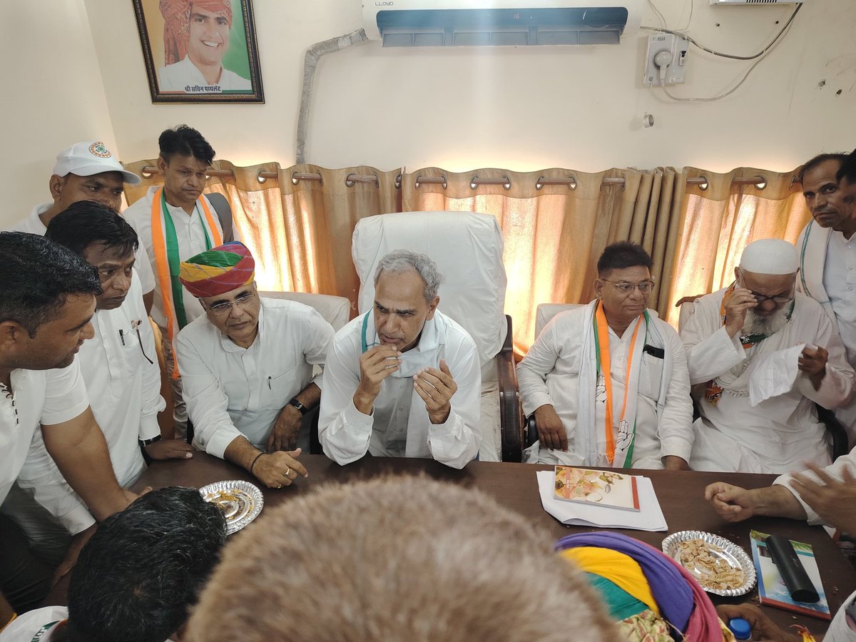 गत दिवस टोंक ज़िले की विस्तारित कार्यकारिणी की बैठक टोंक ज़िला काँग्रेस कार्यालय में आयोजित की गई जिसमें मेरे साथ मुख्य रूप से टोंक सवाई माधोपुर सांसद श्री Harish Chandra Meena Ji,जिला,ब्लॉक मण्डल एवम् अग्रिम संगठनों के जिला अध्यक्षगण,पदाधिकारीगण व प्रमुख कांग्रेसजन उपस्थित रहे।