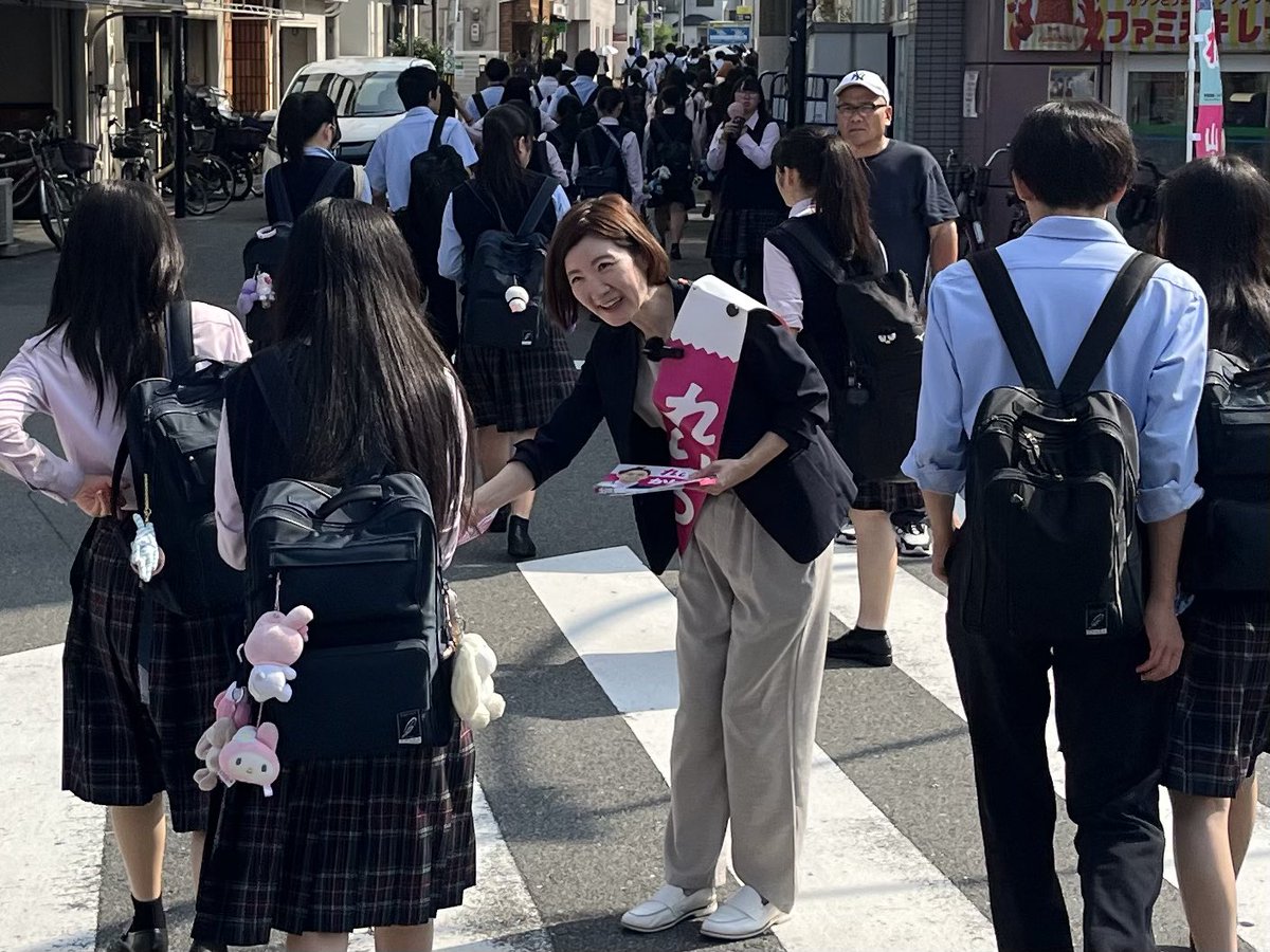 nari_max's tweet image. 今日は阪急相川駅
TV入りの取材の
朝駅立ち
選挙予定候補の
かばた健吾さん
共同代表大石あきこさん
訪問介護を20年
現創価学会員である
かばたさん日本と
公明党の不条理を訴え
大石さんは
今年の国会の茶番と悪法を許さない！

#れいわ新選組
#参議院選挙2025 
#かばた健吾
#大石あきこ
#消費税廃止