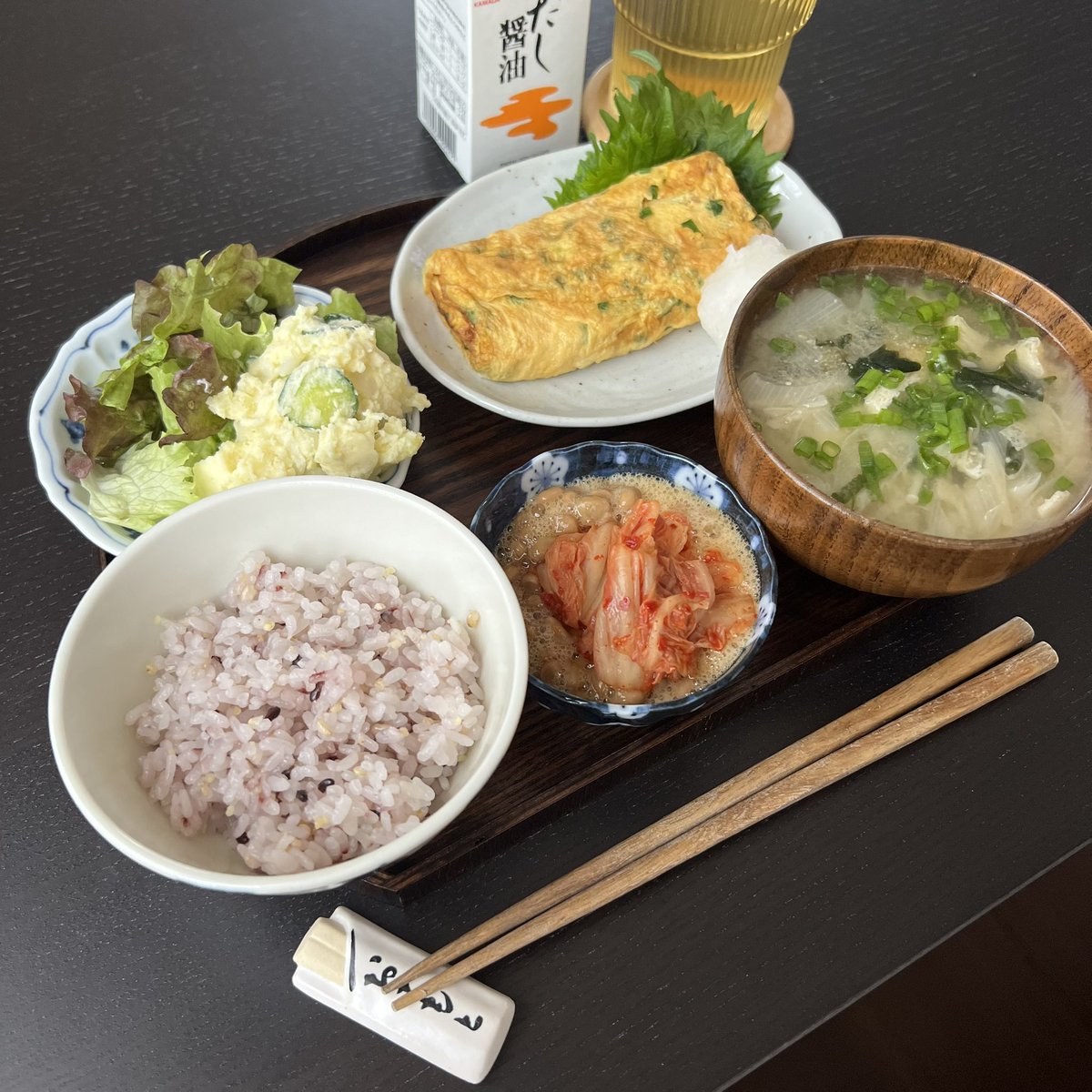oyasumi___16's tweet photo. 休日ランチ！
ネギ入りだし巻き卵、ポテサラ、キムチ納豆、お味噌汁、雑穀米🍚
マヨ控えめのポテサラも芋自体が美味しいのでサイコー。 https://t.co/TWPd2qbYYs