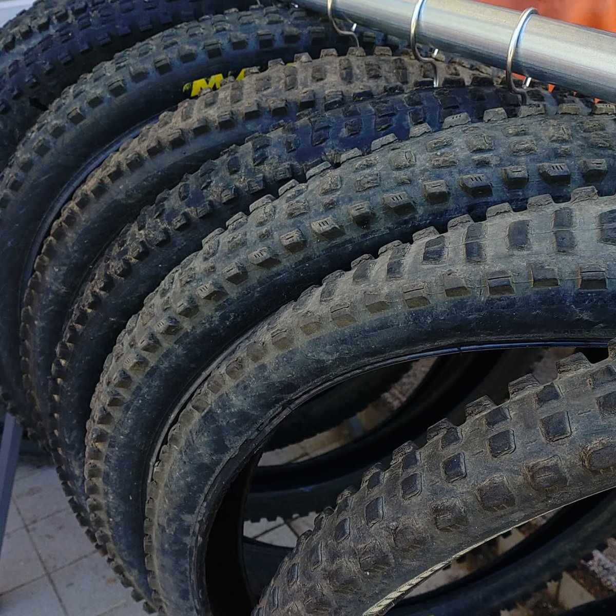 bgh_staff's tweet photo. BGHではSDGsの観点から、レンタルバイクで使用したタイヤ(7〜8分山)をご希望の方に無償提供しています。タイヤはBGH玄関前のラックに置いてありますので、ご自由にお持ち下さい。尚、廃棄タイヤの持ち込みはしないで下さい。発見した場合は廃棄費用を請求します。
#mtb #富士見パノラマmtb https://t.co/mT54h8BEoK