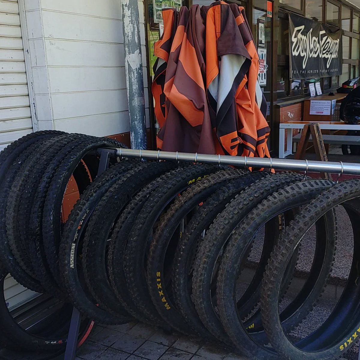 bgh_staff's tweet photo. BGHではSDGsの観点から、レンタルバイクで使用したタイヤ(7〜8分山)をご希望の方に無償提供しています。タイヤはBGH玄関前のラックに置いてありますので、ご自由にお持ち下さい。尚、廃棄タイヤの持ち込みはしないで下さい。発見した場合は廃棄費用を請求します。
#mtb #富士見パノラマmtb https://t.co/mT54h8BEoK