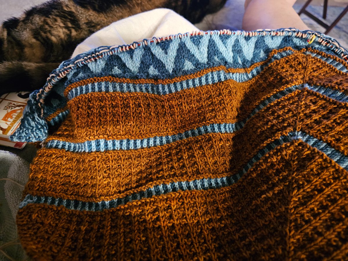 I've joined the 4th color (Muslin) to the Artus shawl, which I'm knitting in Miss Babs Laurel Falls. This has been a delightful knit.