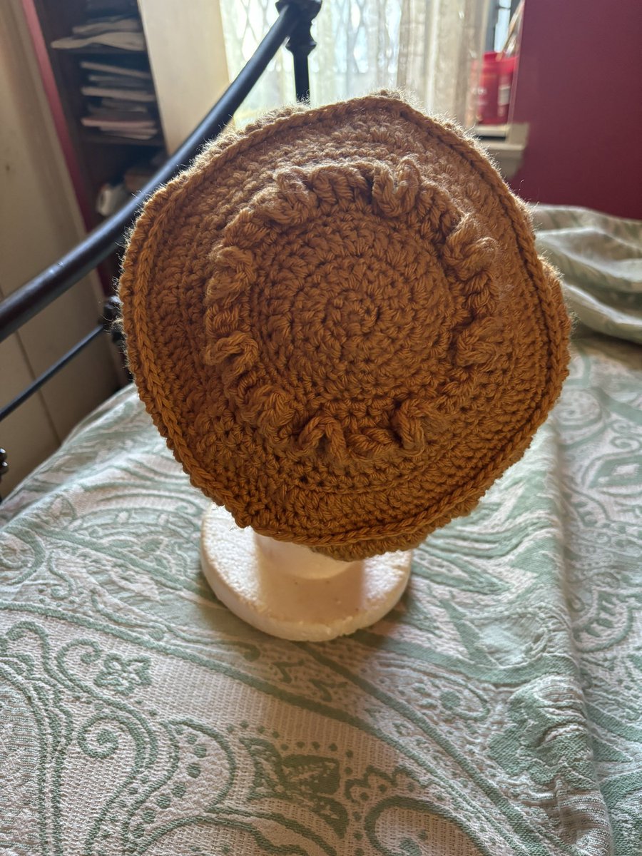 ClaytaiClezone's tweet photo. Ruffle pedal hat. I’m sorry about the lighting, I had no where else to put it. 🤣

#crochet #artist #crochethat https://t.co/uQjC1dL6sw