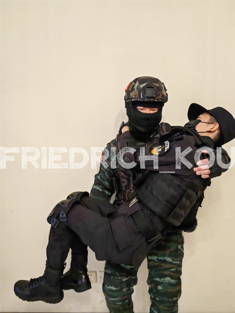 既然小井那么臭美那我还是捂晕抱走算了