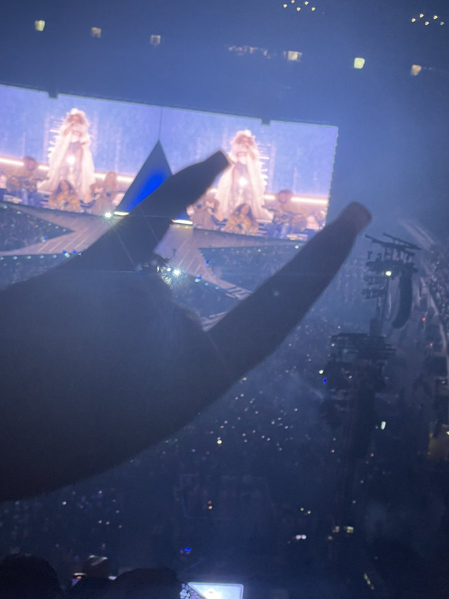 btwitscapra's tweet photo. Beyoncé was incredible as always. Can’t believe someone stole my
Jersey. But it’s fine everything is fine. I saw Beyoncé again so it it’s ok. https://t.co/ptxBDr1UGS