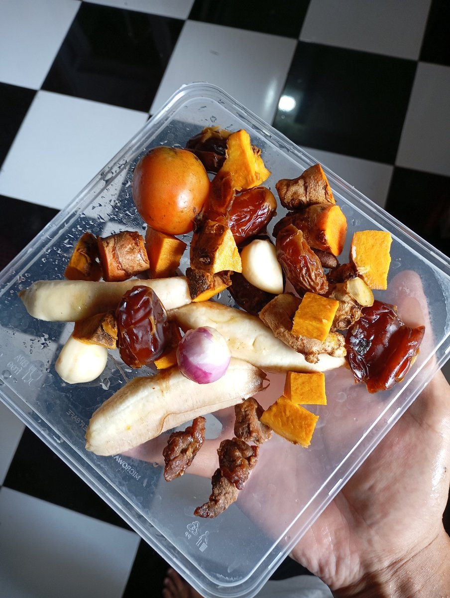 M4125H4's tweet image. Extra fooding untuk ayam kesayangan 🐓