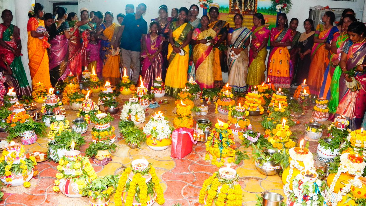 Dhanpal_Suranna's tweet photo. నిన్న సాయంత్రం ఇందూరు నగరంలోని ముదిరాజ్ సంఘం ఆధ్వర్యంలో నిర్వహించిన బోనాల పండుగ కార్యక్రమంలో పాల్గొనడం జరిగింది.
#Bonalu #Induru #Celebrations #NizamabadUrban #MLA #DhanpalSuryanarayana https://t.co/AwErhRbxBE