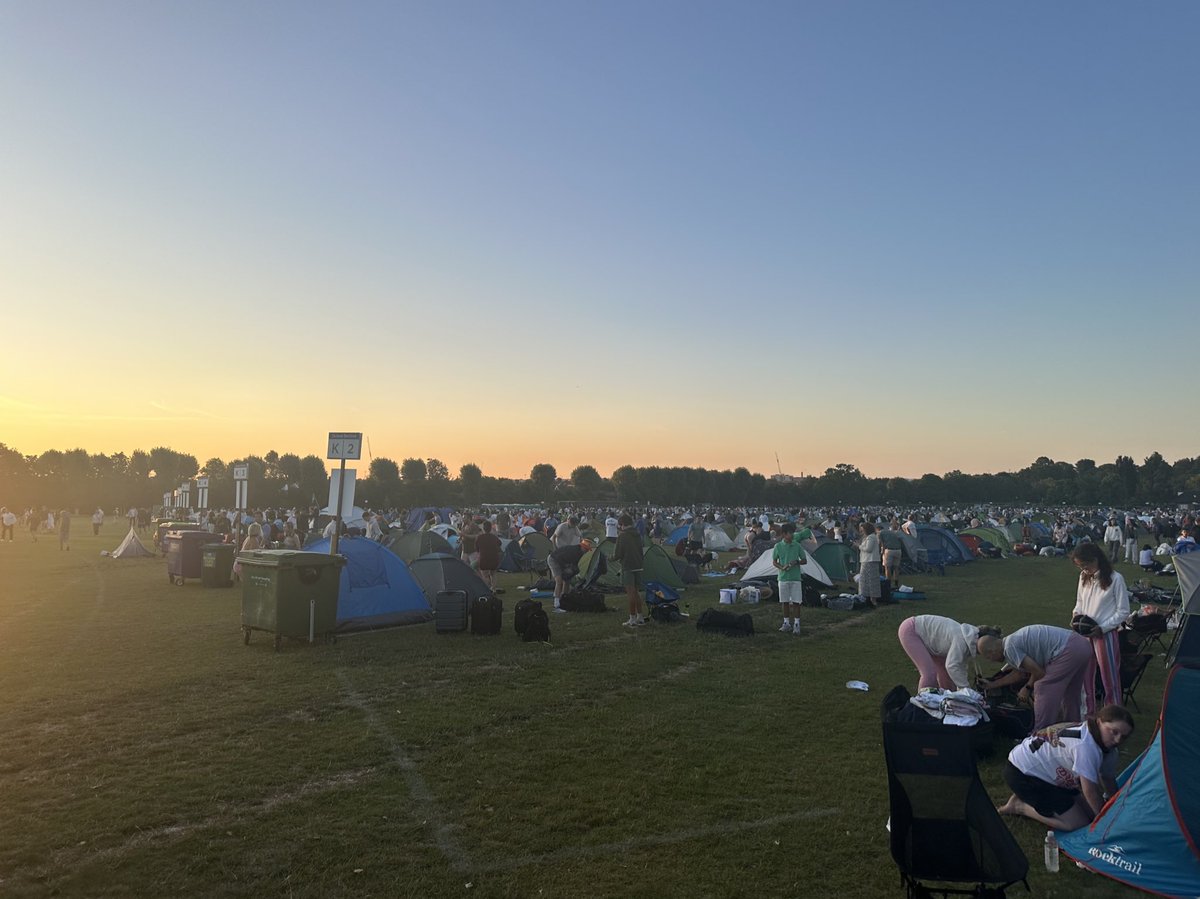 JohnWatsonSport's tweet image. Up and bright and early this morning as we join the Wimbledon queue on @BBCBreakfast
It’s a festival vibe down here as we gear up for day one of the Wimbledon Championships in what could be the hottest opening day on record
Join us from 6am ☀️🎾