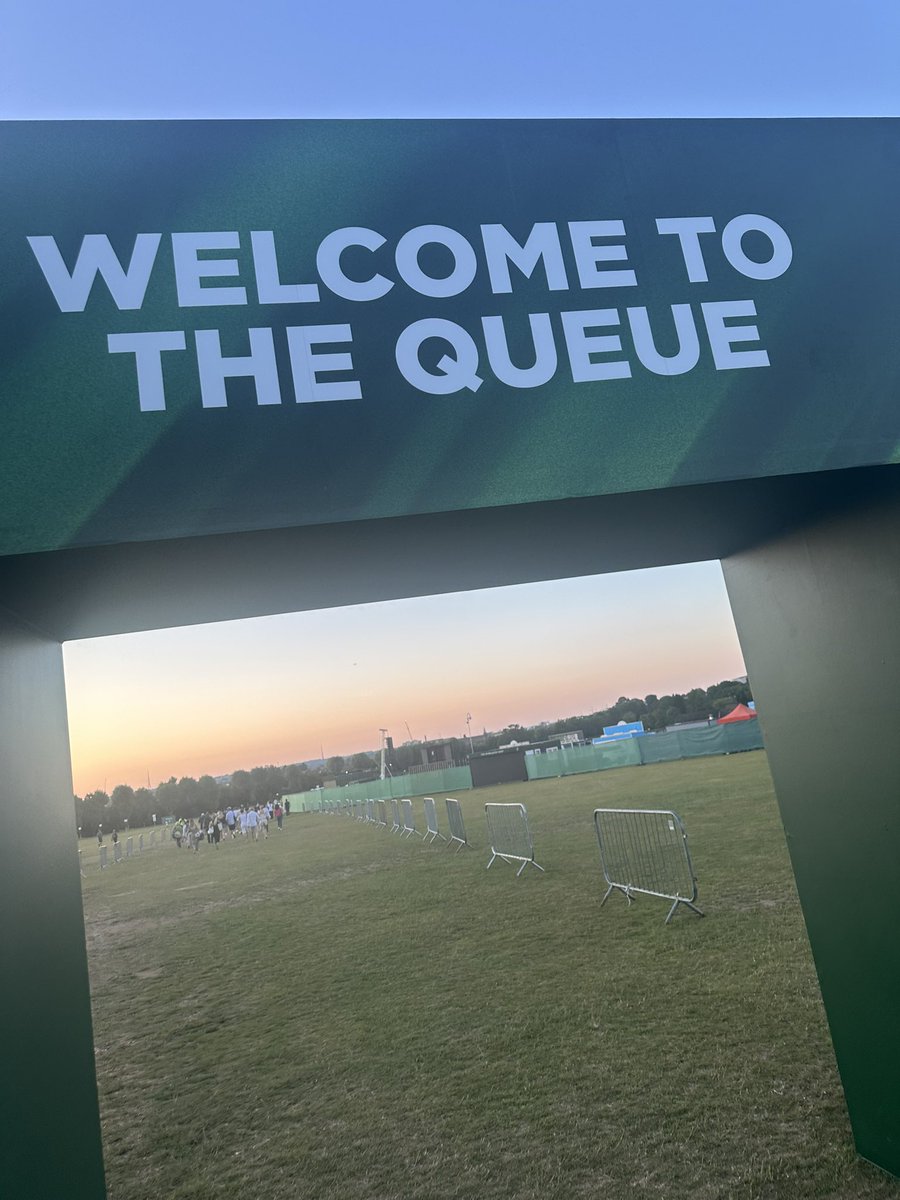 JohnWatsonSport's tweet image. Up and bright and early this morning as we join the Wimbledon queue on @BBCBreakfast
It’s a festival vibe down here as we gear up for day one of the Wimbledon Championships in what could be the hottest opening day on record
Join us from 6am ☀️🎾