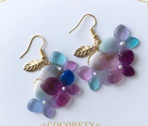 【障害者ブランド・ココリティ】山桜うさぎ作　フックピアス　「色々なアジサイ」NO.3788

カラフルなアジサイモチーフが華やかで、個性的なデザインが魅力。金色のフックと葉が上品さをプラス。障害者ブランド「ココリティ」の温かみも感じられるピアスです￥1,500