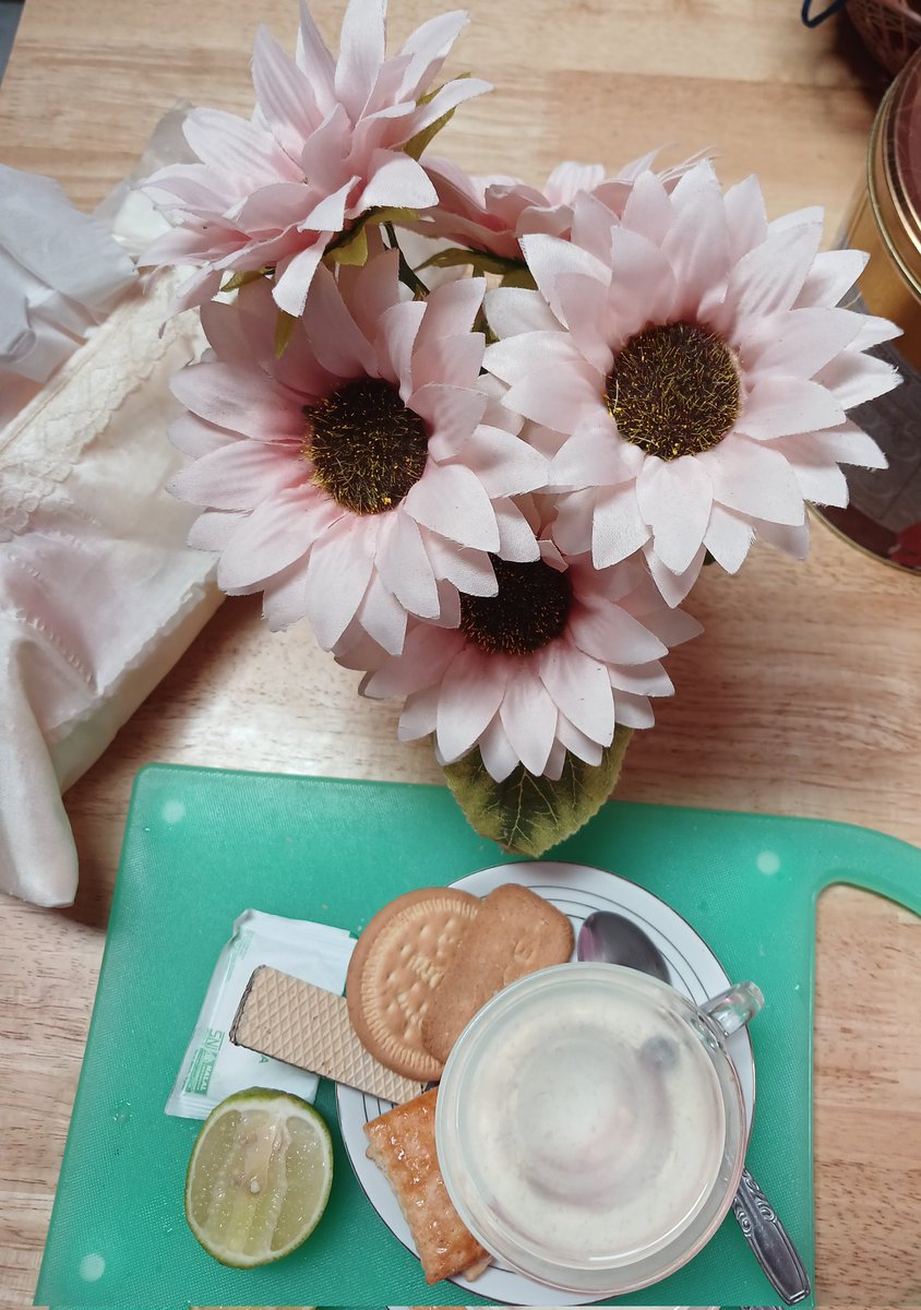 Kesepian itu bukan ttg kamu nggak pny pacar/suami atau nggak punya teman, tetapi kesepian itu ketika kamu punya hal utk diceritakan namun tak ada telinga bersedia mendengarkan dan mampu untuk mengerti...😐