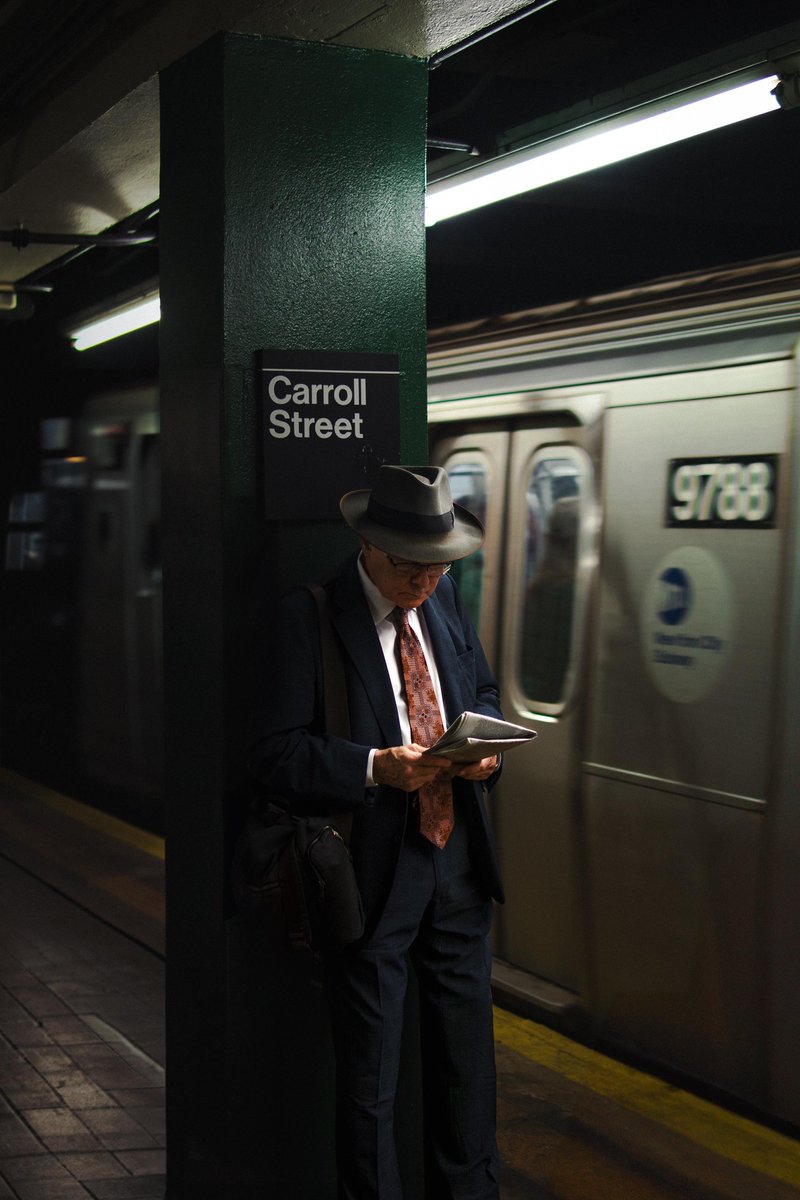Imagein8's tweet image. Quick catch up on headlines before my train!
📸 streetphotography 
#Commute #StreetPhotography #CityLife