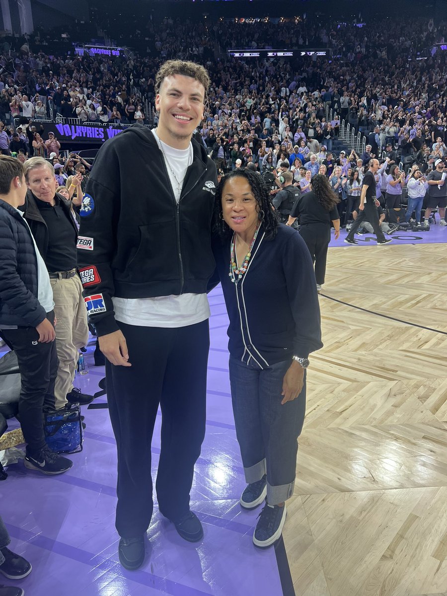 colehawk23's tweet image. S/O to the 🐐 @dawnstaley