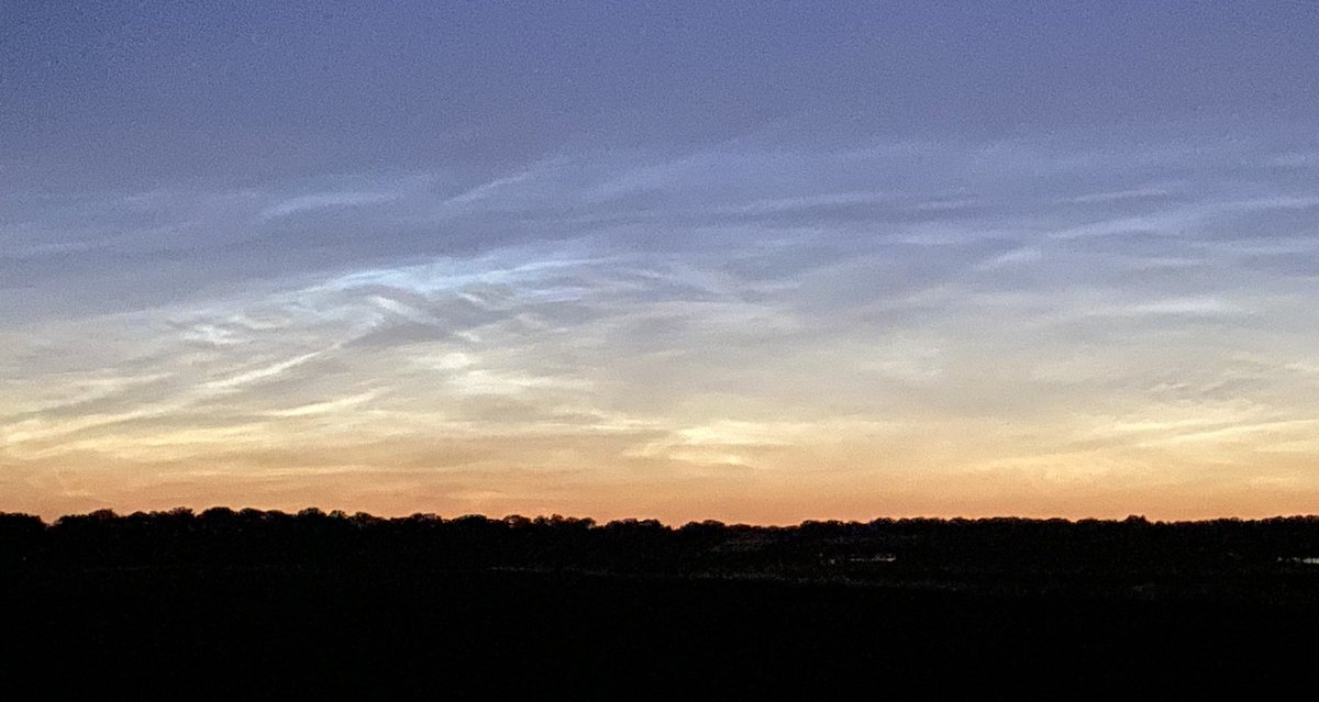 De laatste om 0.10 uur. Ze waren deze keer erg mooi. Het blijft een bijzonder verschijnsel.

#lichtende_nachtwolken
#noctilucent_clouds
#nlc’s
#optische_verschijnselen