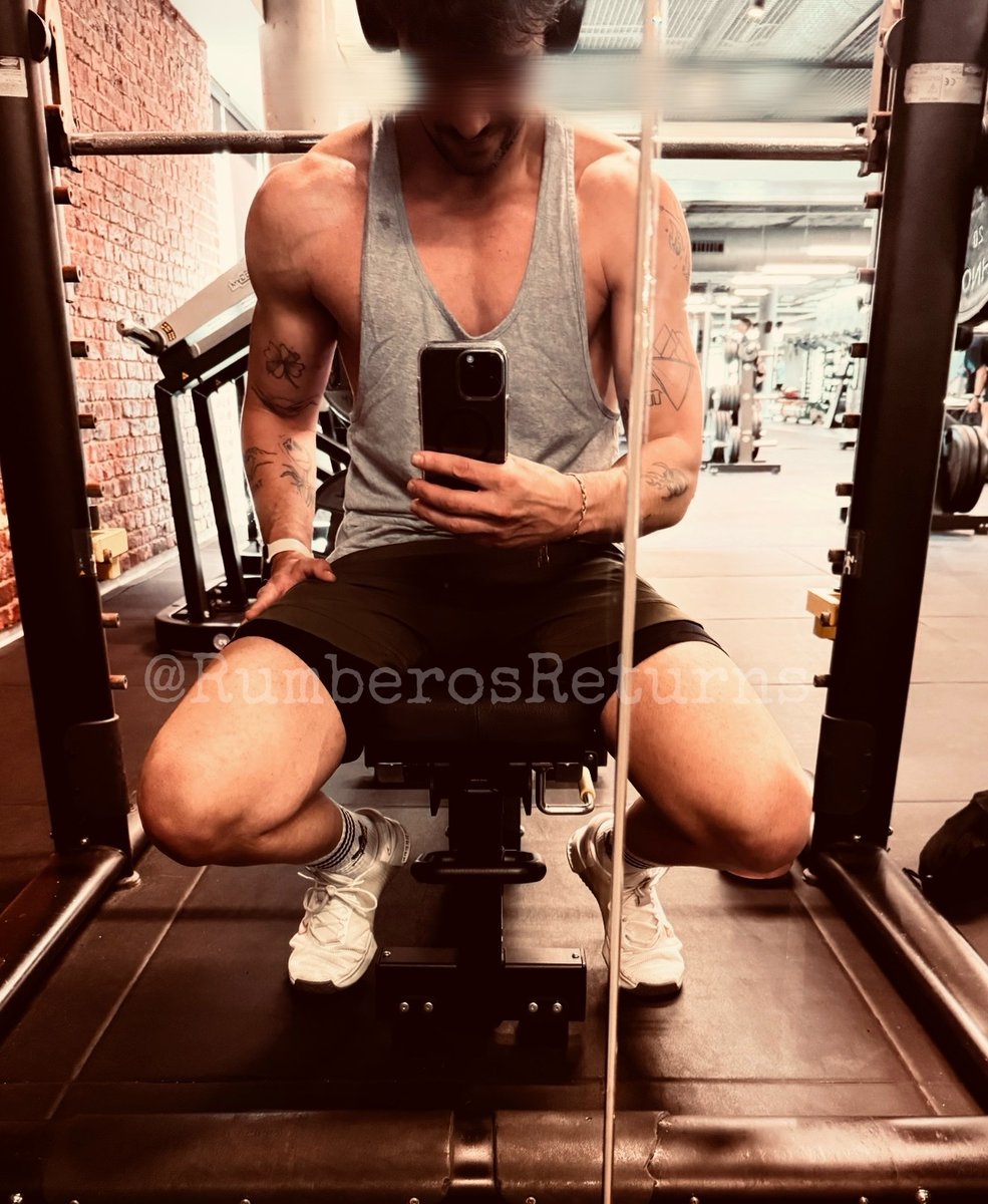 Press de hombro matutino. Empiezo cargando hierro y termino cargándote a ti contra la pared…🫂💥🙋🏻‍♂️