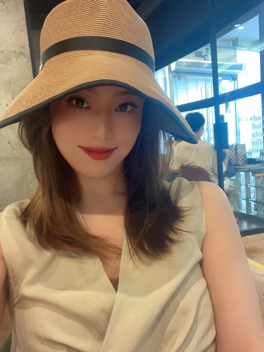 Temmam199's tweet photo. I want to hide from the sun. https://t.co/L80HWTVwp7