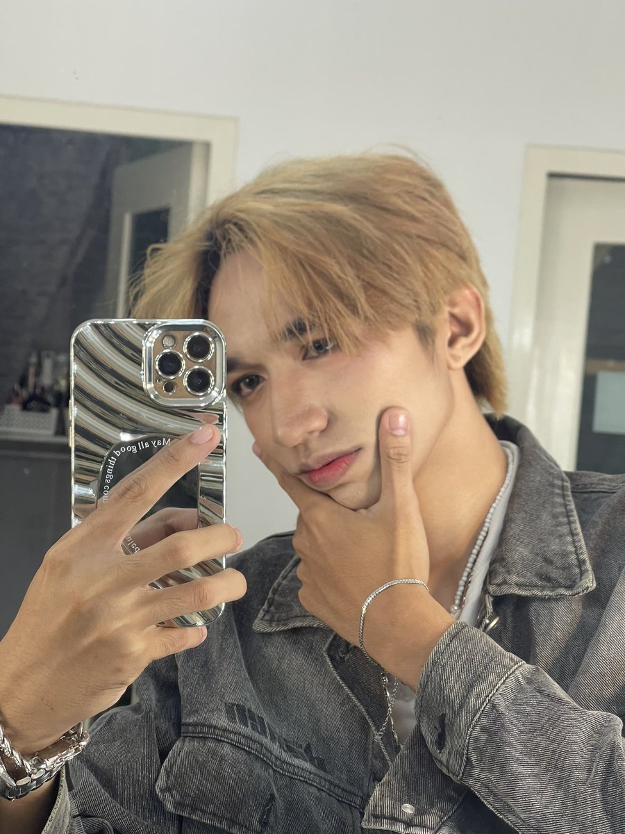 Ang daming nangyari sa buhay ko kaya ngayon lang ako hahabol. Thank you for inspiring us all for one year now. I hope you continue to shine as our brightest star, <a href="/GenZix_Kris/">Kris ─ .✦</a> ✨ 

One KRIStacular Year
#GenZix_Kris #GenZix #1YearWithKris