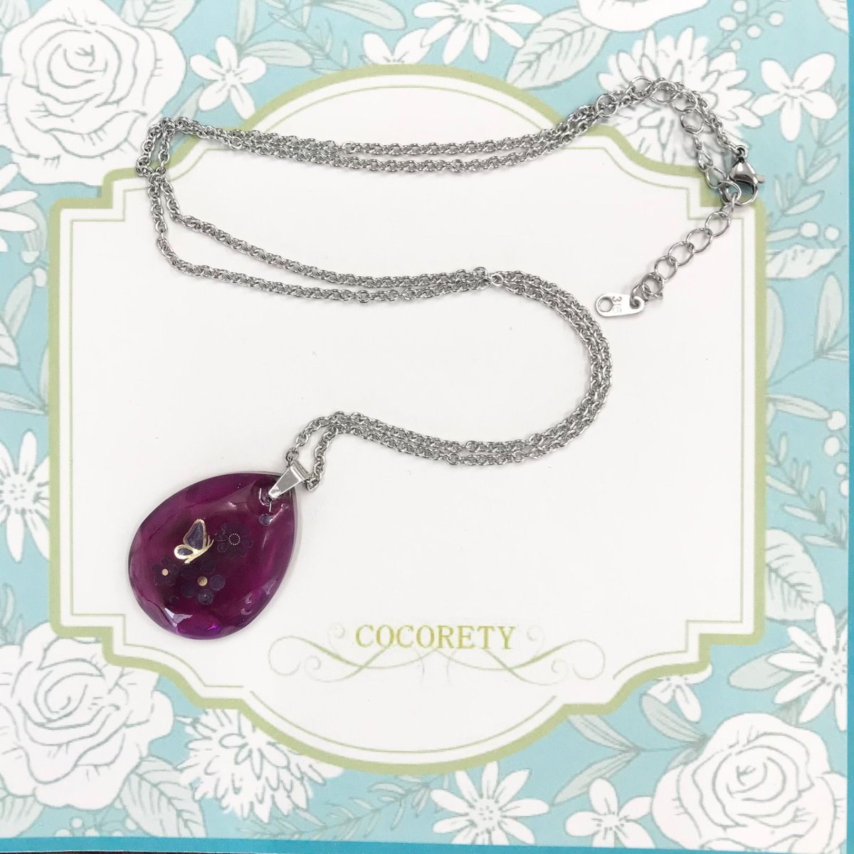 【障害者ブランド・ココリティ】山桜うさぎ作　ペンダント　「ワインレッドと花と蝶」NO.3743

このペンダントは、ワインレッドの美しいレジンに蝶と花が輝き、障害者ブランド・ココリティの山桜うさぎが手作り。個性的で温かみのあるデザインが魅力です￥1,600