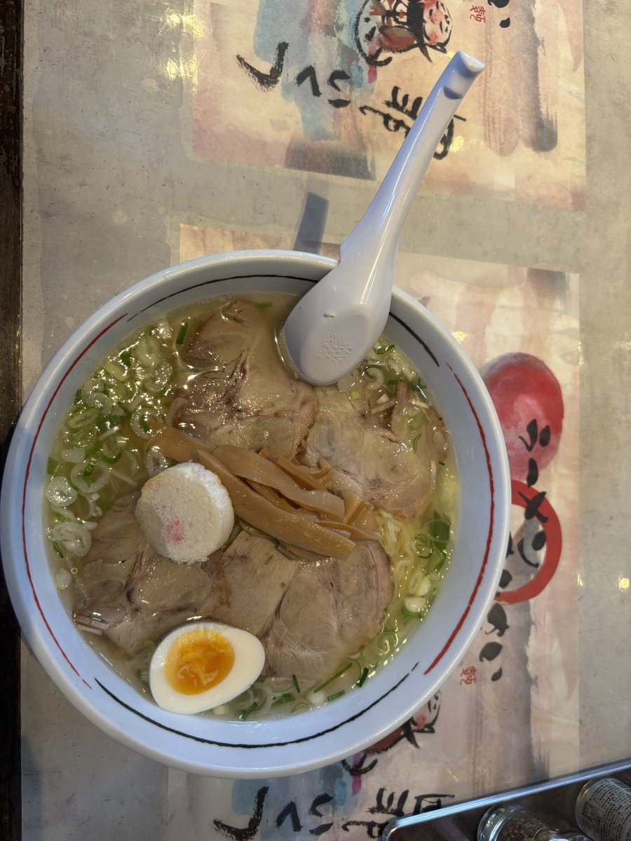 kawauchi2019's tweet photo. 昨日はハーフを走り終え、メロン���じゃがバターと塩辛（＋サラミ）・函館牛乳・がごめ汁の振る舞いを頂き、学習院の後輩と五稜郭で一周ダウンをしてからベイエリアの「あじさい」 へ。

激混みの五稜郭前の本店と違って並ばずに入れました。

食後は最後尾と収容車を見に行きました。

#函館マラソン https://t.co/nuKfTlY3tV
