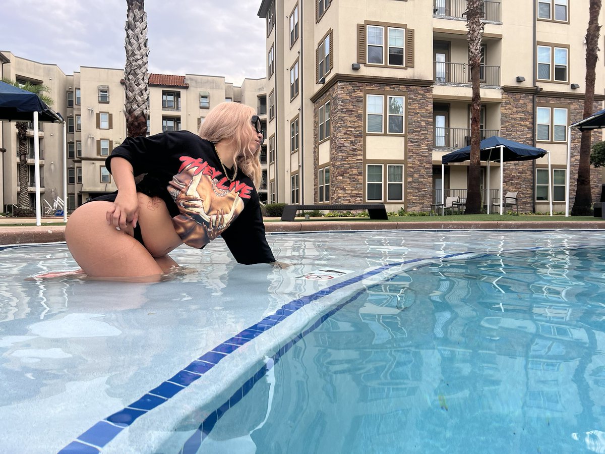 IamshaaS's tweet photo. Pool Side . https://t.co/K4GgwS9UUJ