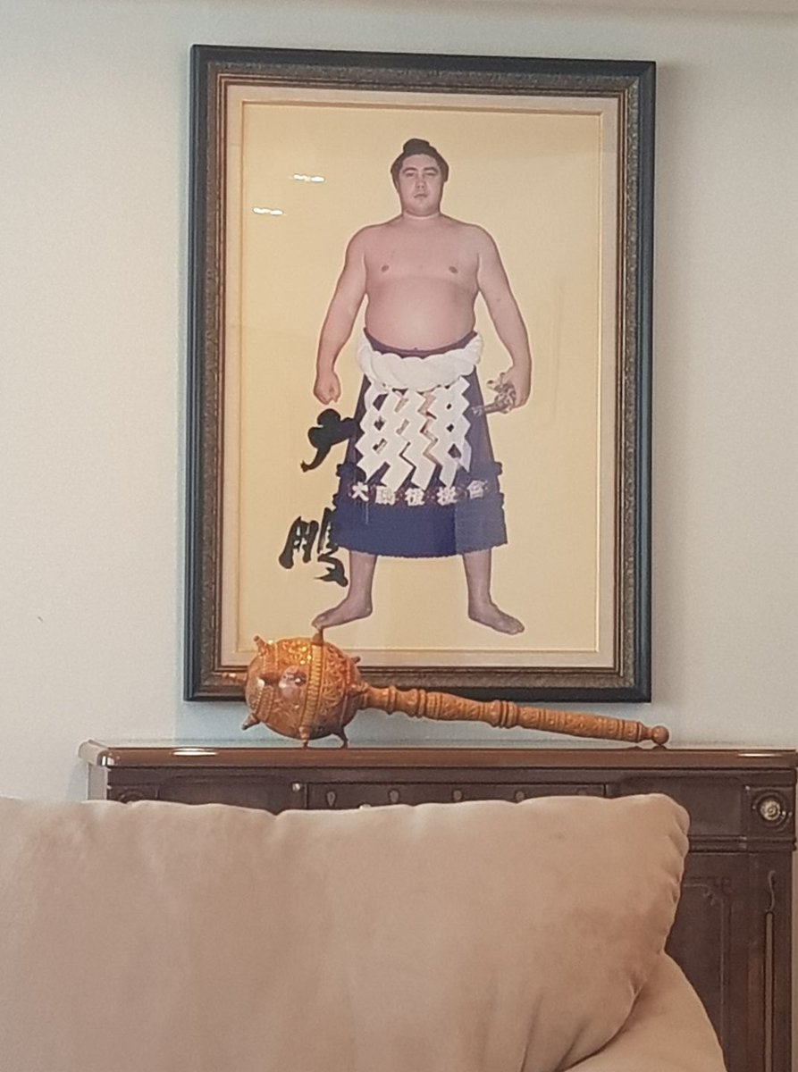 #Chapter1: It started 10+ years ago—at the Ukrainian Ambassador’s home in Tokyo.

On the wall: a massive portrait of Yokozuna Taiho. That moment changed everything.

I had to learn his story. And paint it.

#SumoArt #Taiho #Yokozuna #ArtistStory