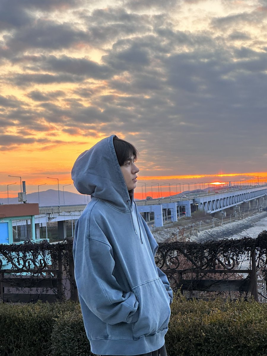 heesevns's tweet image. these legendary boyfriend pics of heeseung