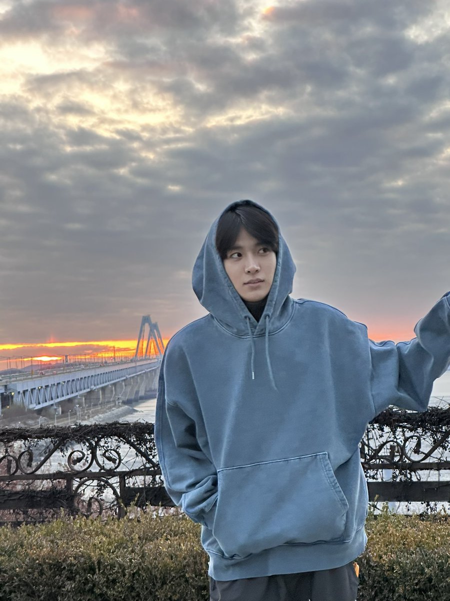 heesevns's tweet image. these legendary boyfriend pics of heeseung