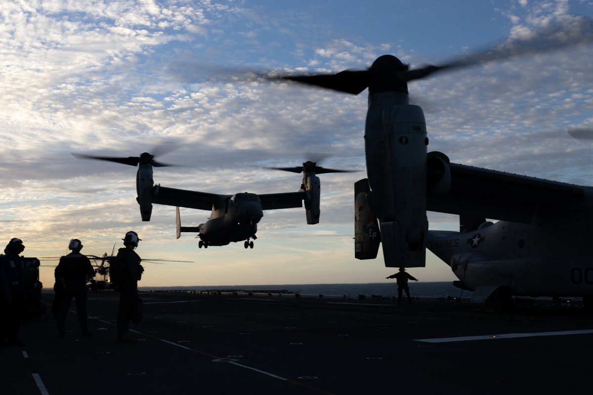 mcipac_jp's tweet image. 6月26日、海兵隊第31海兵遠征隊第7海兵連隊がUSSアメリカ(LHA6)艦上で、第265海兵隊中型ティルトローター中隊のCH-53Eスーパースタリオンと共に夜間強襲訓練を実施しました。
同訓練は複数の任務を同時に遂行し、即応態勢や相互運用性を高めました。