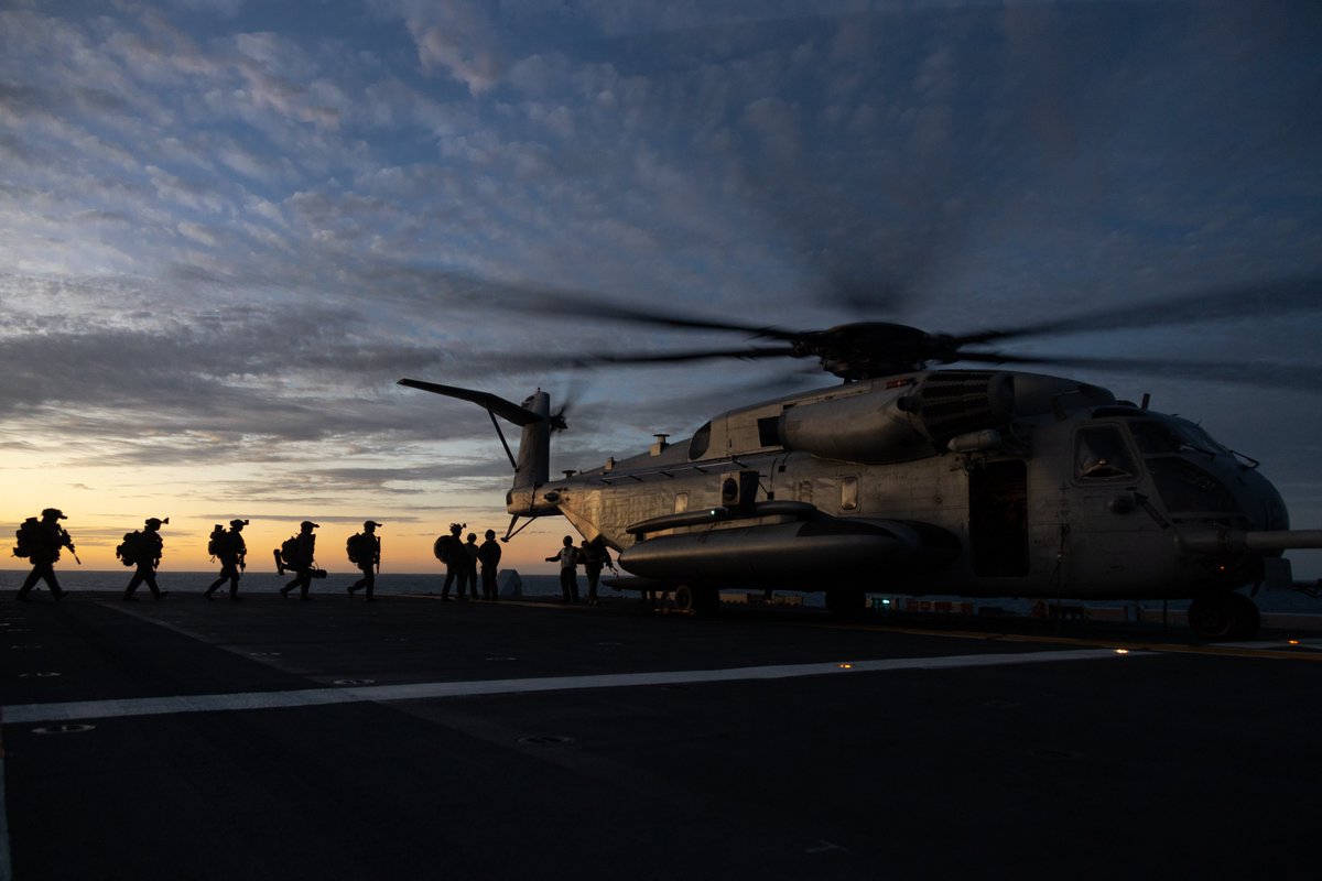 mcipac_jp's tweet image. 6月26日、海兵隊第31海兵遠征隊第7海兵連隊がUSSアメリカ(LHA6)艦上で、第265海兵隊中型ティルトローター中隊のCH-53Eスーパースタリオンと共に夜間強襲訓練を実施しました。
同訓練は複数の任務を同時に遂行し、即応態勢や相互運用性を高めました。