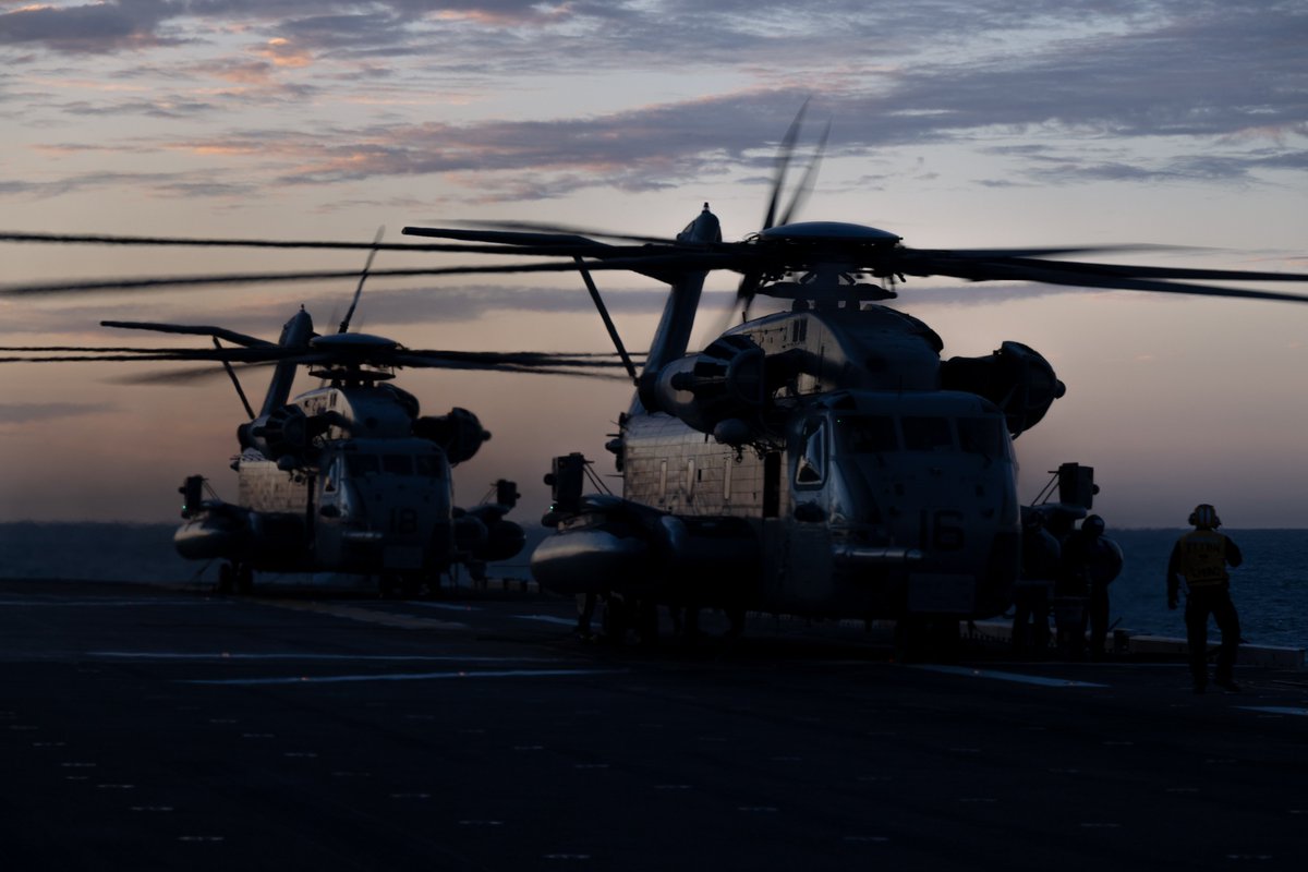 mcipac_jp's tweet image. 6月26日、海兵隊第31海兵遠征隊第7海兵連隊がUSSアメリカ(LHA6)艦上で、第265海兵隊中型ティルトローター中隊のCH-53Eスーパースタリオンと共に夜間強襲訓練を実施しました。
同訓練は複数の任務を同時に遂行し、即応態勢や相互運用性を高めました。