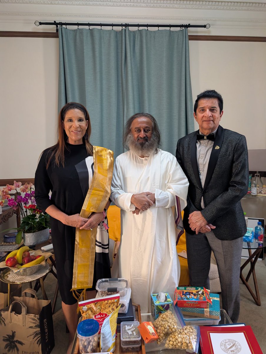 DevineNews's tweet image. Meeting Sri Sri Ravi Shankar spiritual guru, advocate of meditation, and founder of The Art of Living.
Thank you for the invitation Rajendra Vora. Always wonderful to connect with you and LA‘s community from India. @ArtofLiving