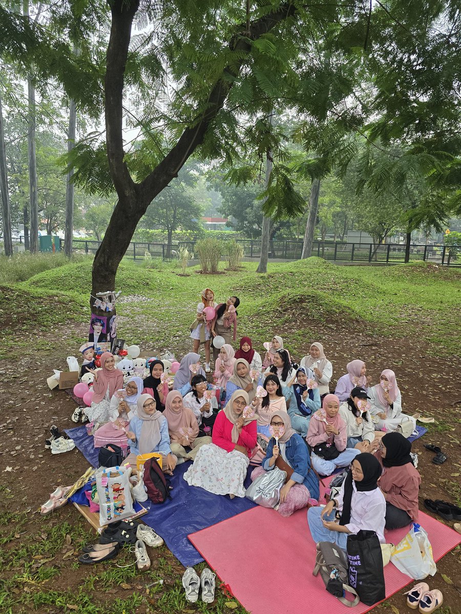 ltysoxo's tweet photo. TYBLOOM PICNIC FINALLY DONE! 🥹🫰🏻 thankyou guys yang udah sempetin buat dateng ke event ini dan ikutan have fun seharian! see u next year iyapss ^^ glad too meet you semuanyaa, seneng banget tahun ini bisa rayain birthday taeyong with tyf tyf tercintaaa 🤍 https://t.co/pV0s7qEXJ7